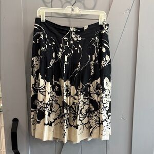 Ann Taylor Black and White Pleated A-Line Skirt